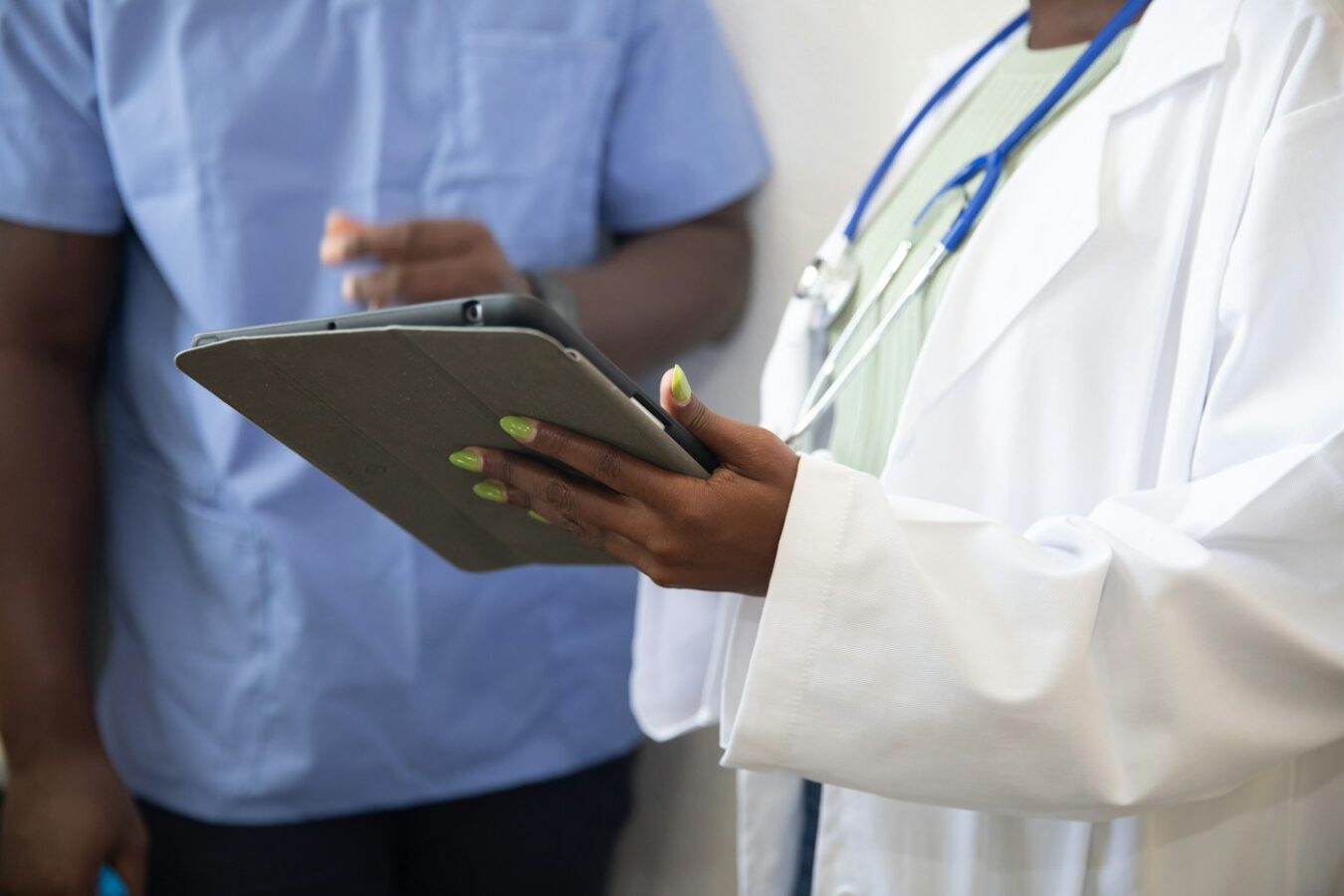Medico con tablet