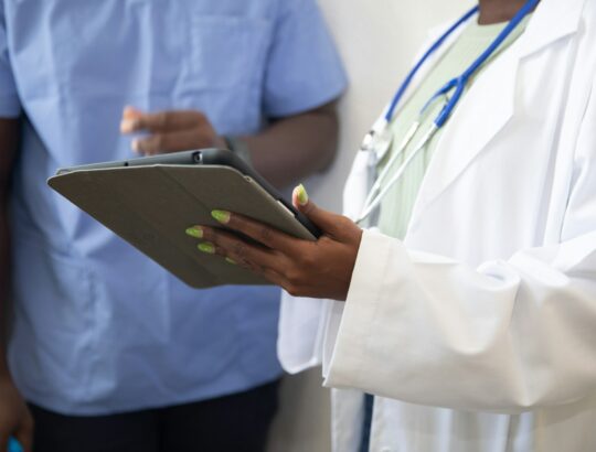 Medico con tablet